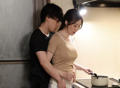 Người phụ nữ trong nhà tận hưởng cùng con chồng