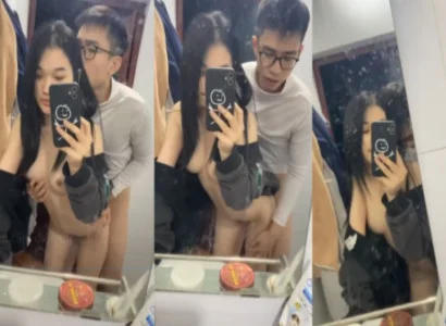 Hai bạn sinh viên cùng làm tình nhau trước gương