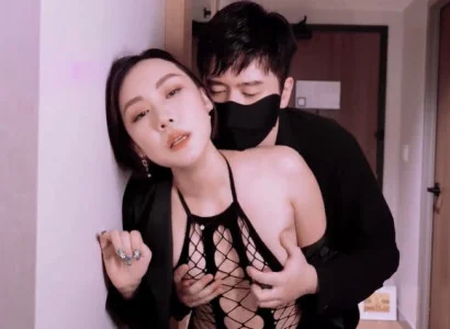 Vợ bán thân cho sếp để trả món nợ của chồng